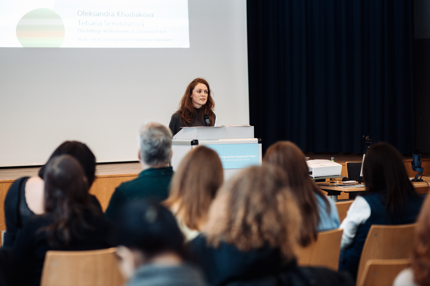 Oleksandra Khudiakova von Flüchtlinge Willkommen in Düsseldorf e.V.  hält einen Vortrag über psychologische Unterstützung für Eltern von Flüchtlingskindern.